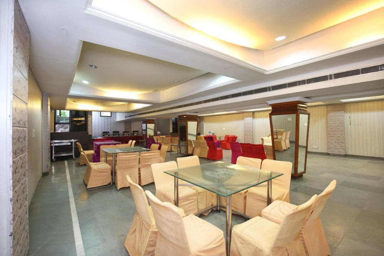 Capital O 10990 Hotel Gobind Regency Zirakpur Екстериор снимка