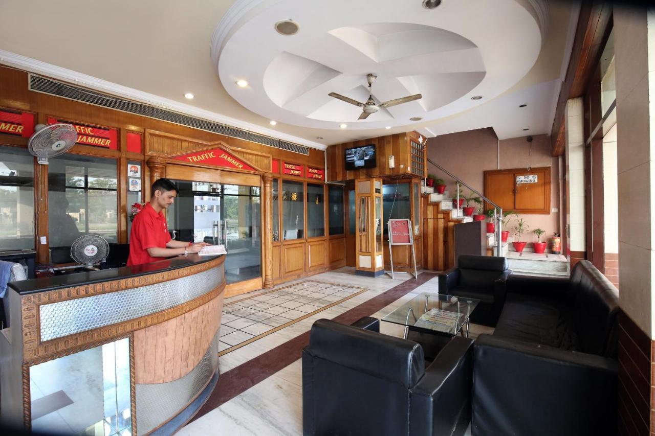 Capital O 10990 Hotel Gobind Regency Zirakpur Екстериор снимка